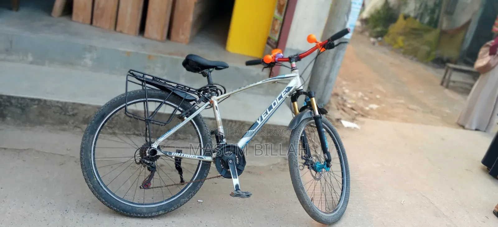 এটি একটি মডিফাইড/কাস্টমাইজড মাউন্টেন বাইক (Mtb)। এতে ফ্রন্ট সাসপেনশন
