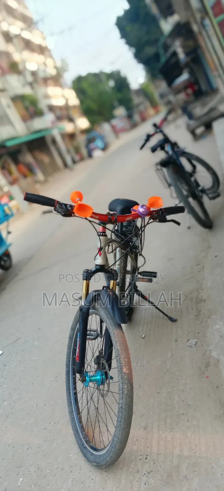 এটি একটি মডিফাইড/কাস্টমাইজড মাউন্টেন বাইক (Mtb)। এতে ফ্রন্ট সাসপেনশন