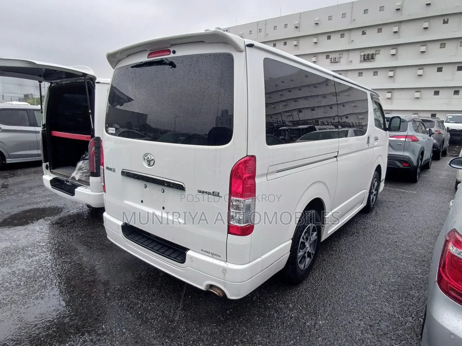 Toyota HiAce 2021 White