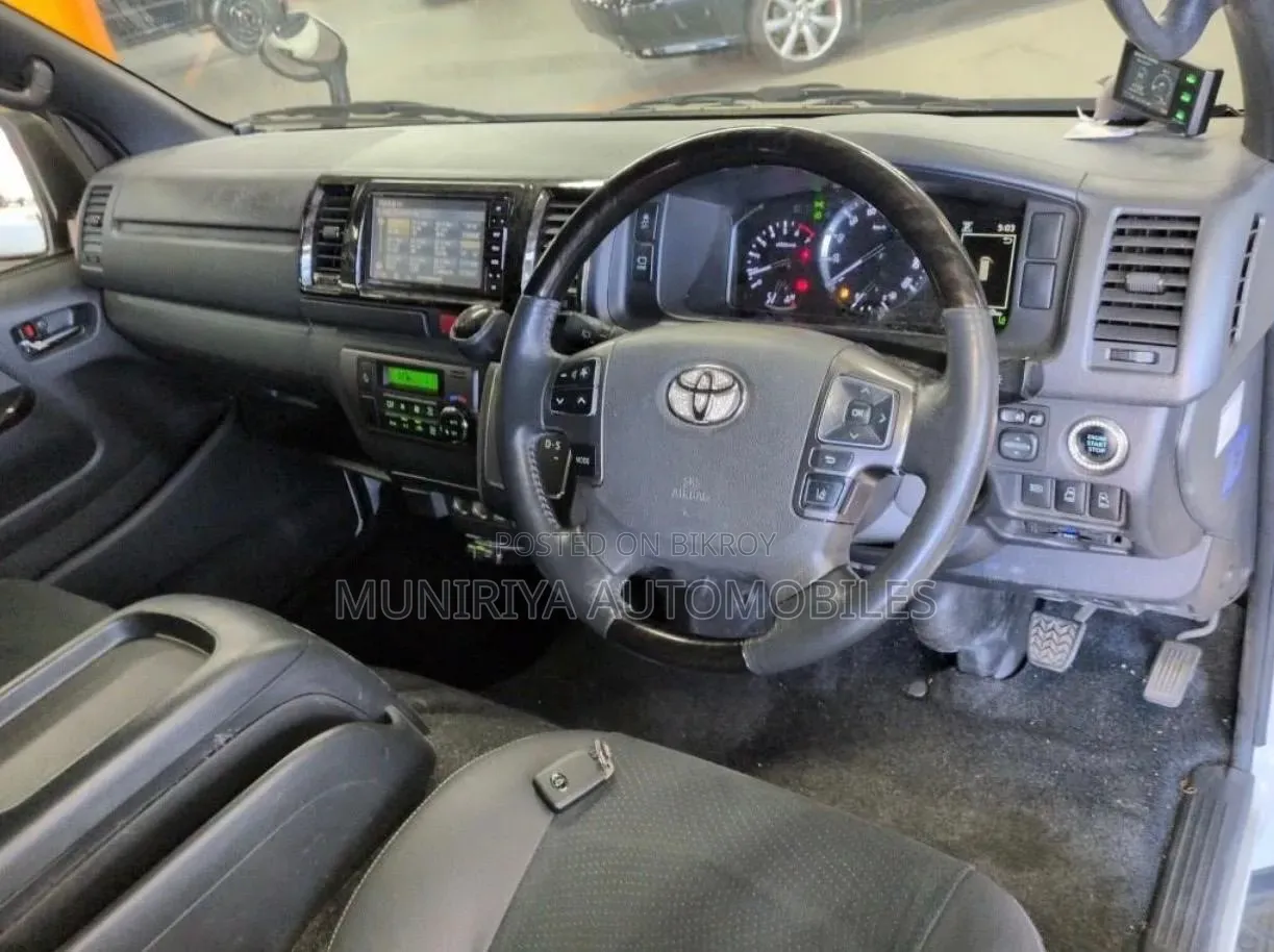 Toyota HiAce 2021 White