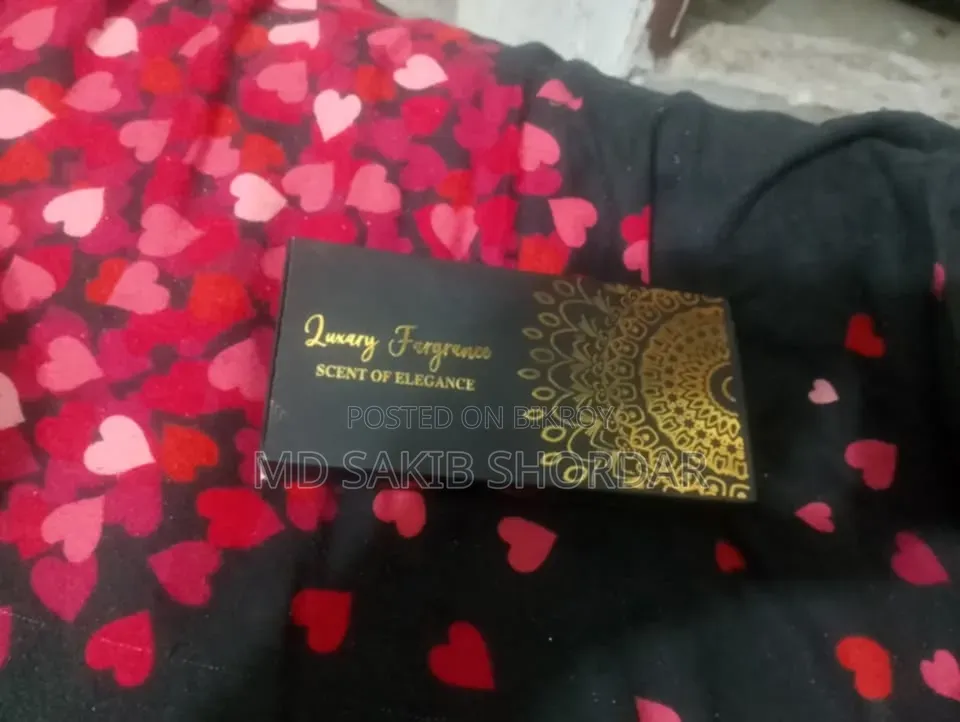 কিছু ভালো মানের আতর আছে,অল্প দামে বিক্রি করে দিবো!