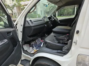 Toyota HiAce 2010 White