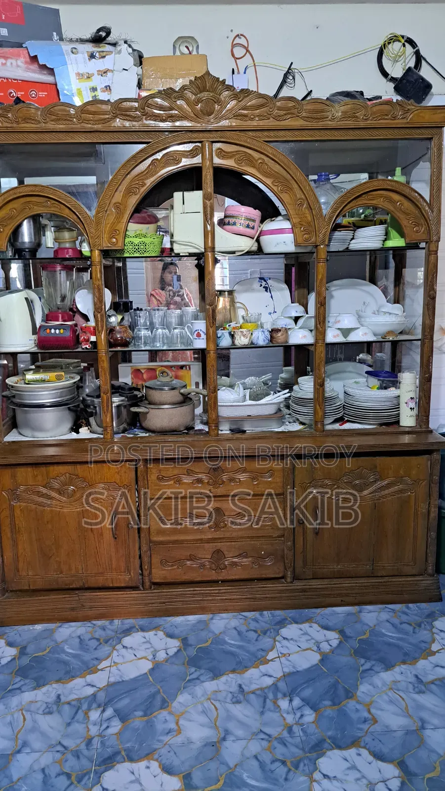 একটি ওয়াল শোকেস বিক্রি হবে