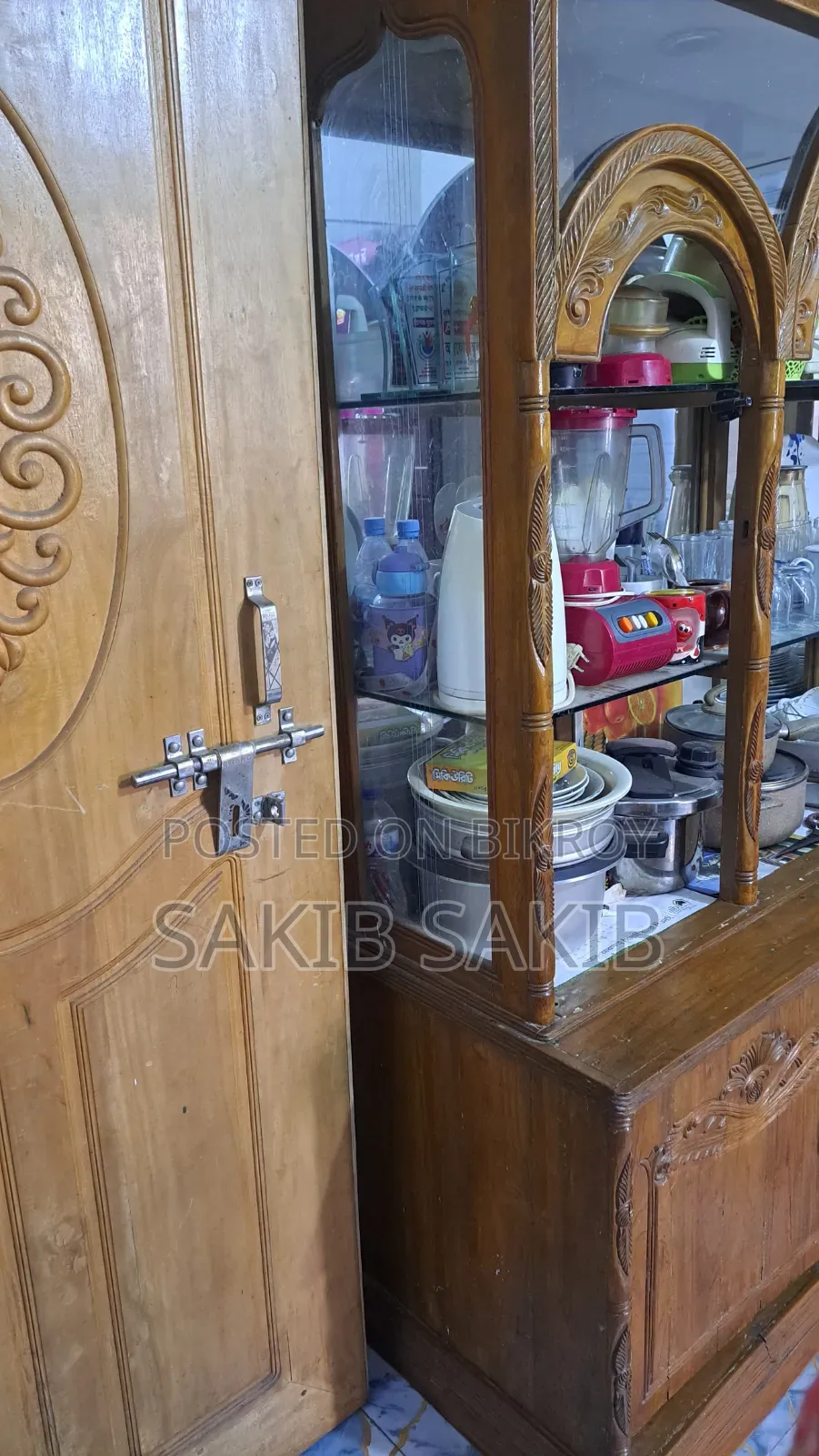 একটি ওয়াল শোকেস বিক্রি হবে