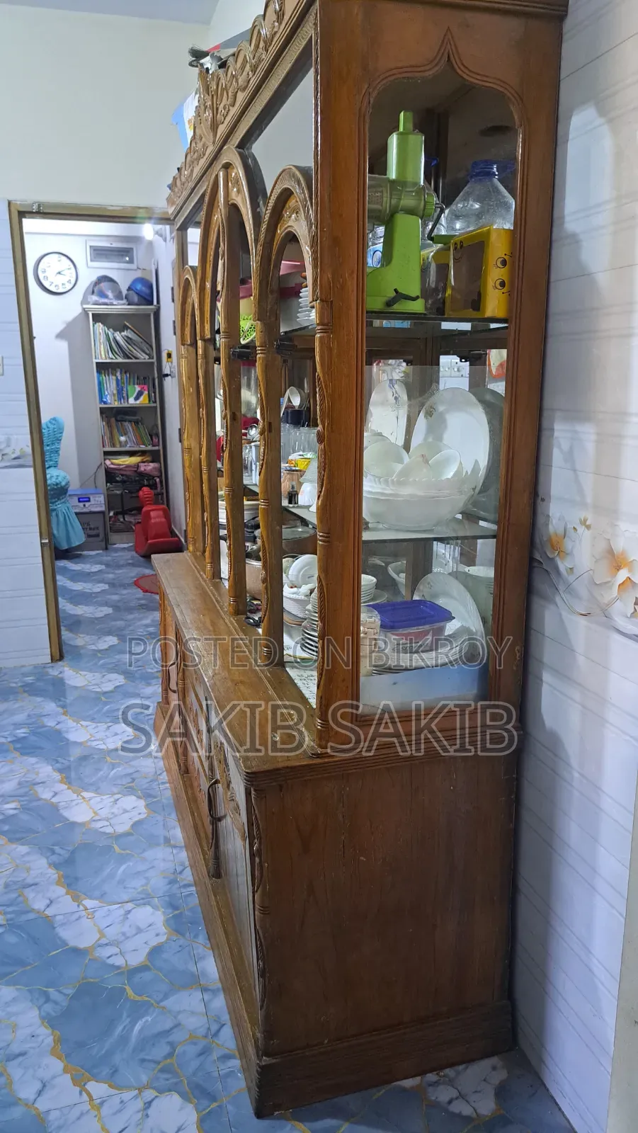 একটি ওয়াল শোকেস বিক্রি হবে