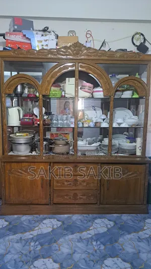 একটি ওয়াল শোকেস বিক্রি হবে