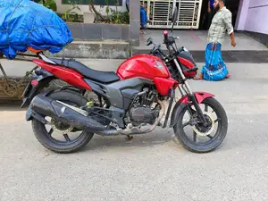 Honda CB 2015 Red