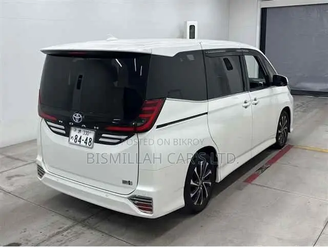 টয়োটা নোয়াহ ২০২২ পার্ল