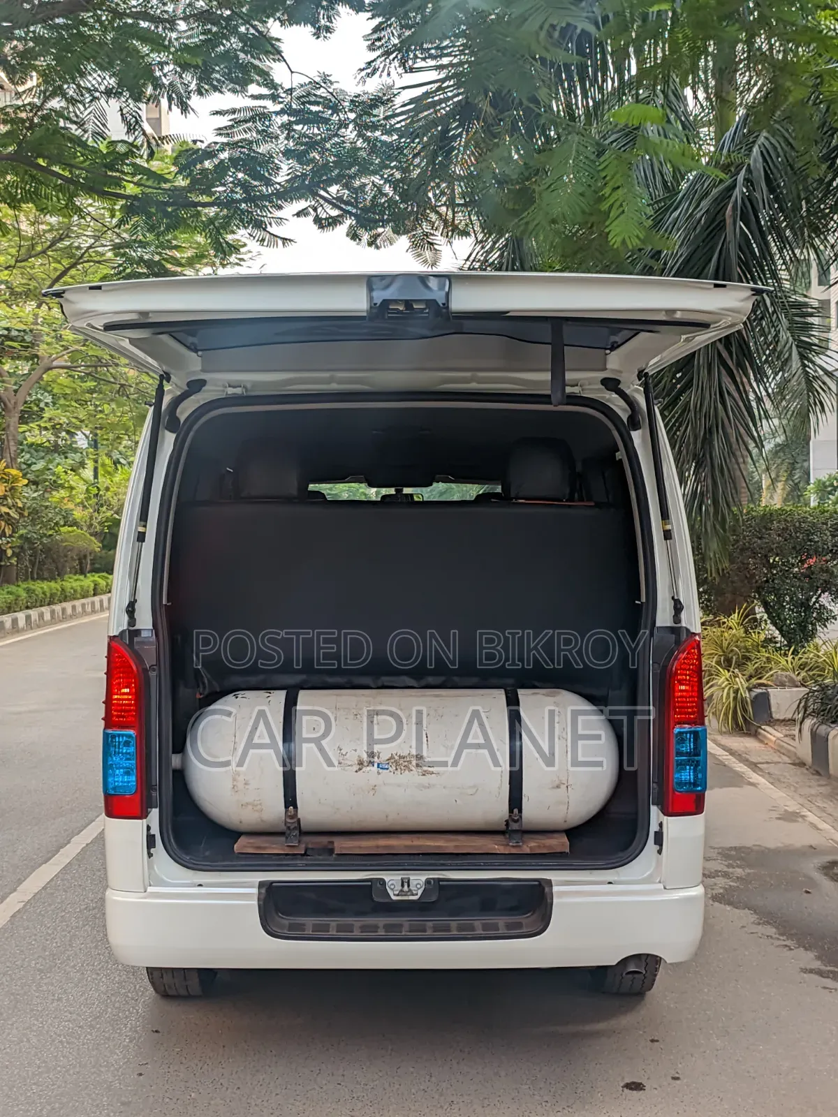 Toyota HiAce 2019 White