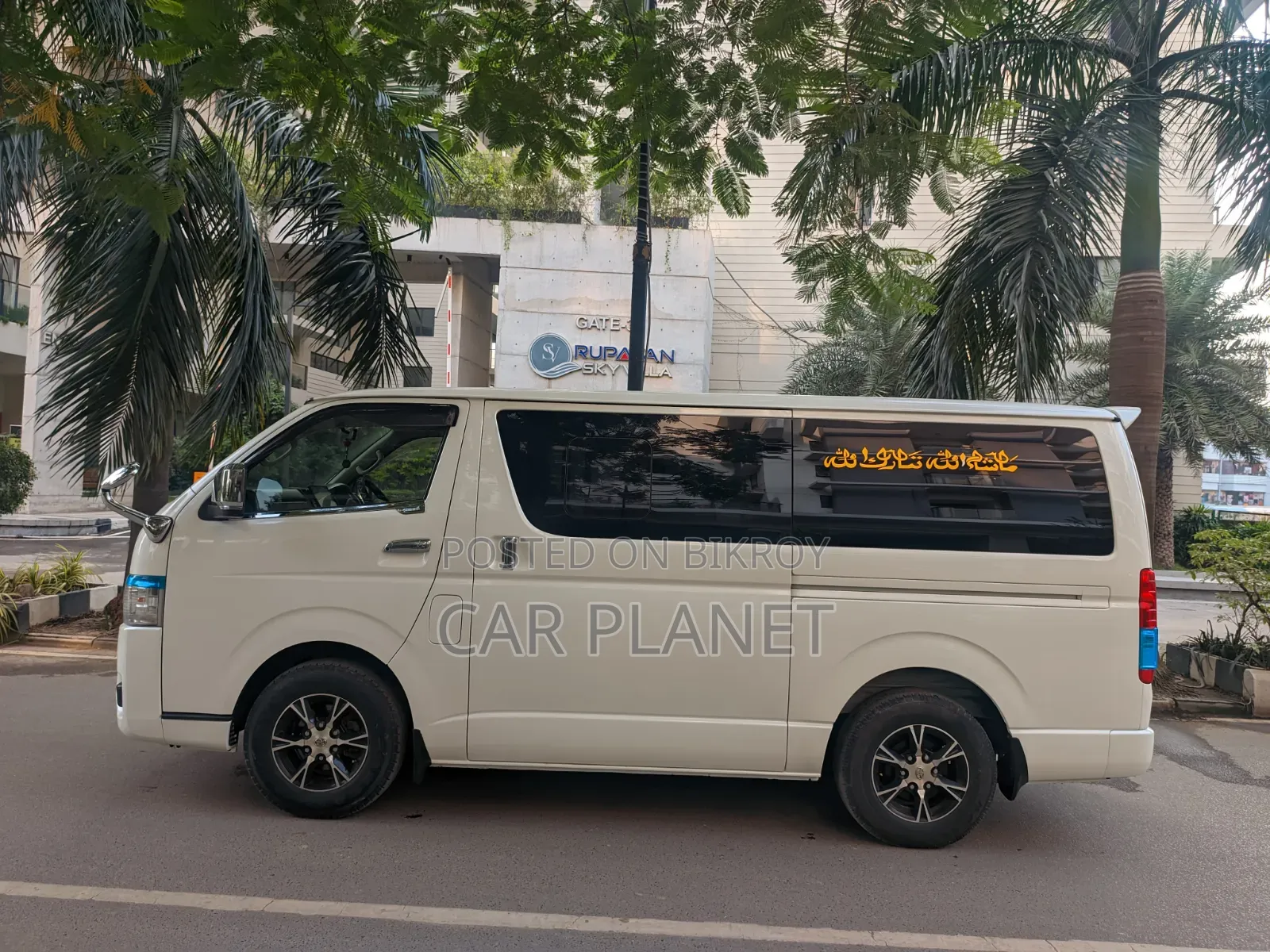 Toyota HiAce 2019 White