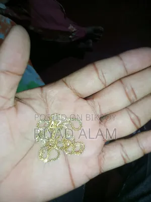 একটি স্বর্ণের চেইন বিক্রি করা হবে