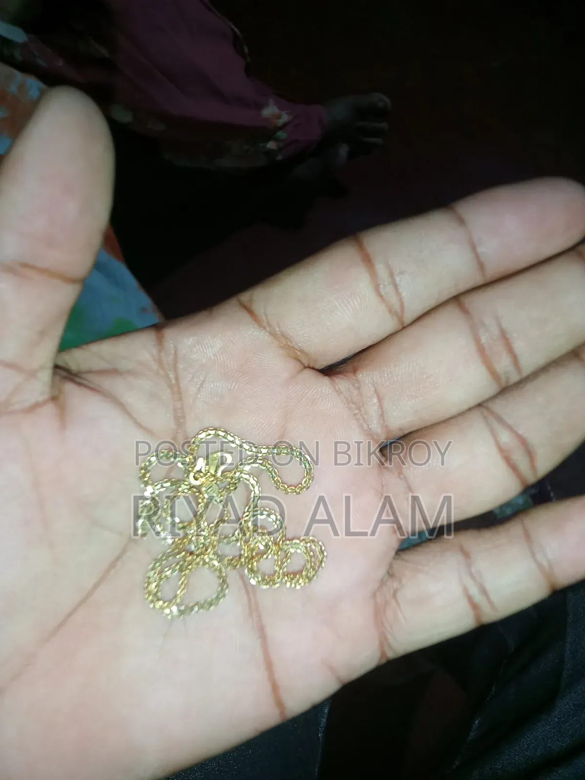 একটি স্বর্ণের চেইন বিক্রি করা হবে