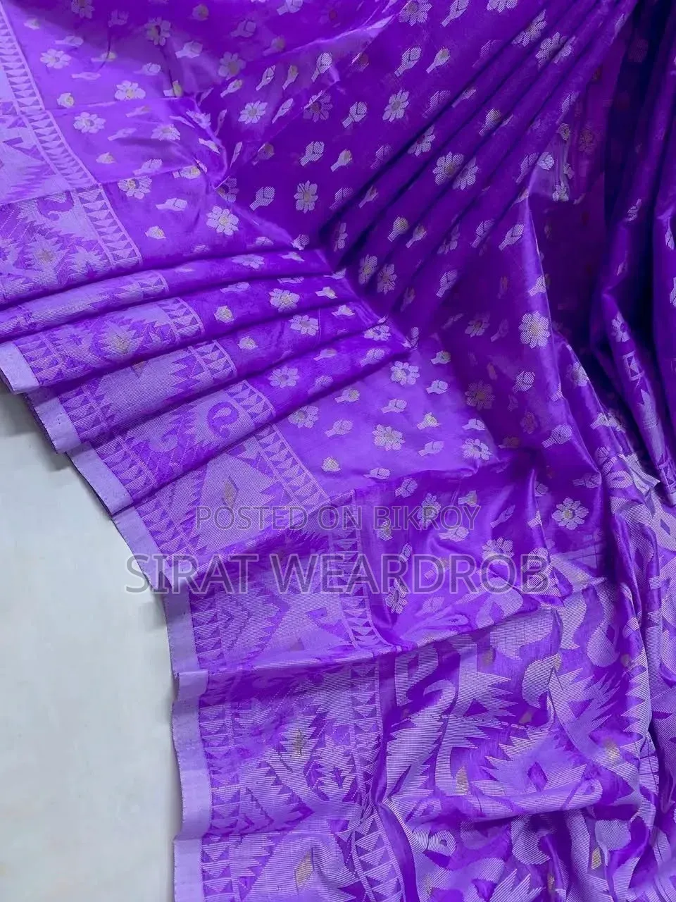নাকফুল জামদানী শাড়ী