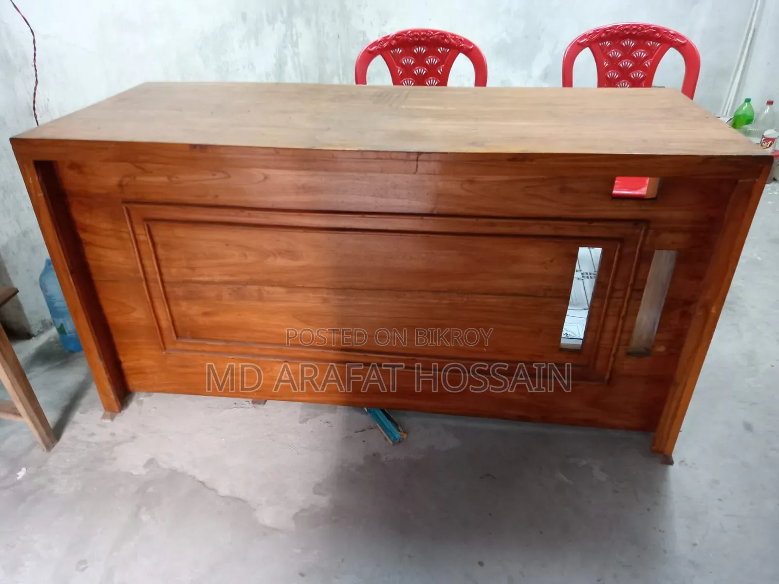 বড় কাঠের টেবিল