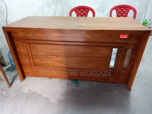 বড় কাঠের টেবিল