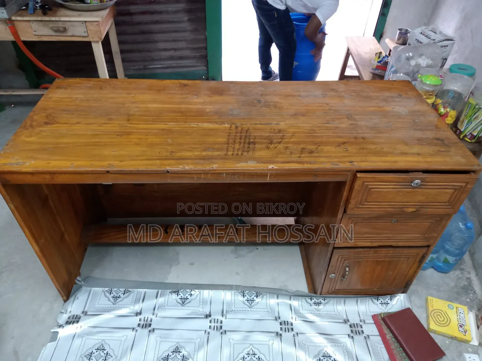 বড় কাঠের টেবিল