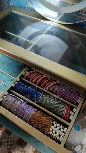 ভিন্টেজ ড্রেসিং টেবিল