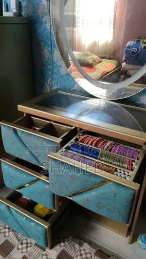 ভিন্টেজ ড্রেসিং টেবিল