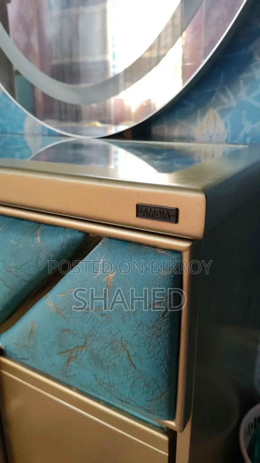 ভিন্টেজ ড্রেসিং টেবিল