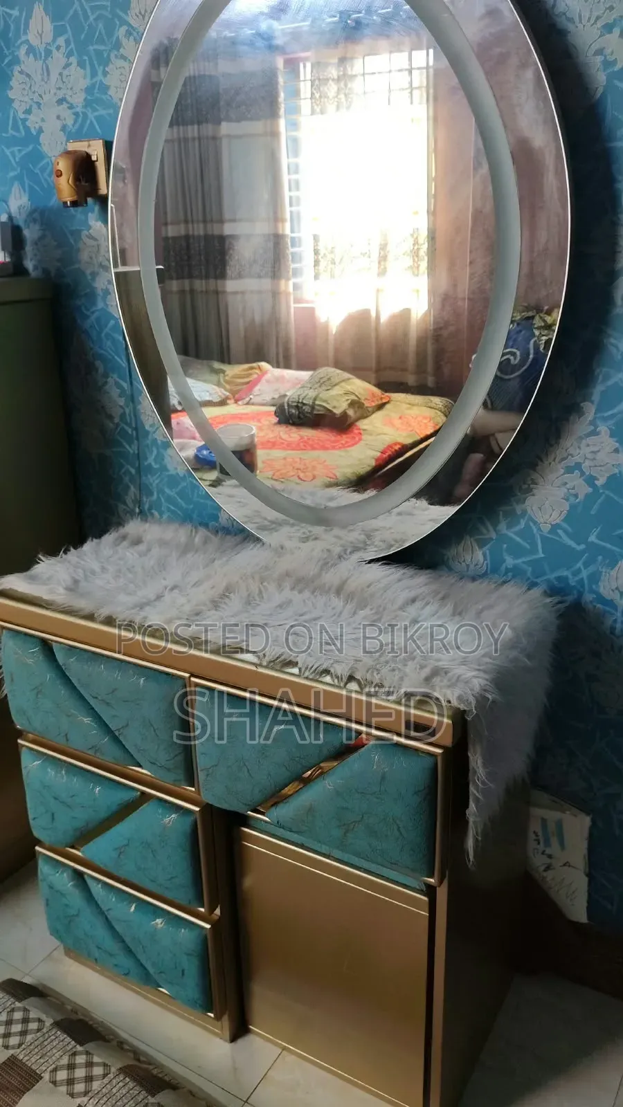 ভিন্টেজ ড্রেসিং টেবিল