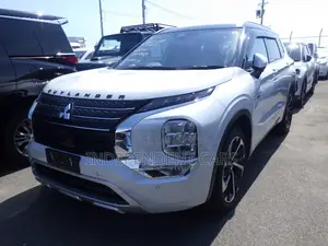 Mitsubishi Outlander 2.4 Plug-In Hybrid All-Wheel Drive 2023 Pearl