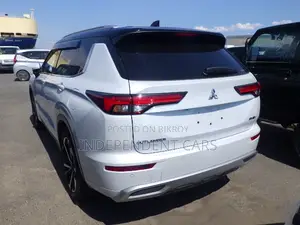 Mitsubishi Outlander 2.4 Plug-In Hybrid All-Wheel Drive 2023 Pearl