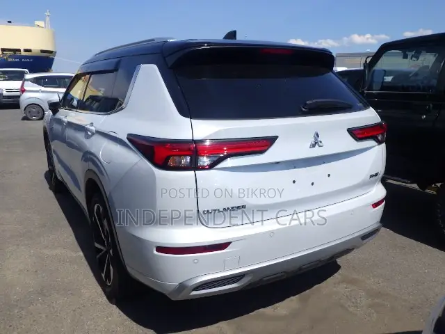 Mitsubishi Outlander 2.4 Plug-In Hybrid All-Wheel Drive 2023 Pearl