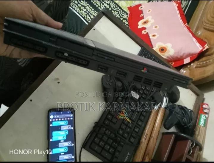 মডেড পিএস২ দুটি কন্ট্রোলার এবং গেম লোড করা সহ