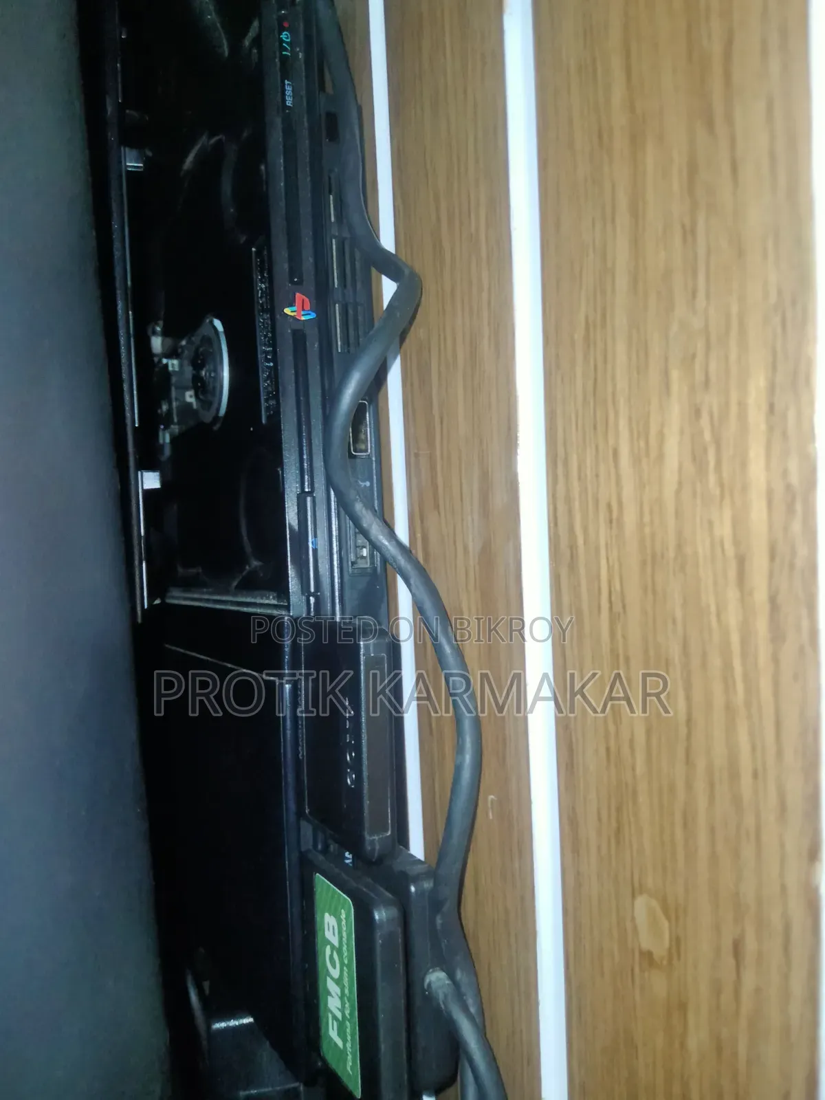 মডেড পিএস২ দুটি কন্ট্রোলার এবং গেম লোড করা সহ
