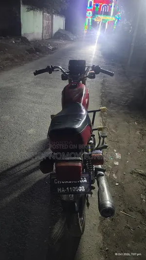 হোন্ডা ২০১৬ লাল