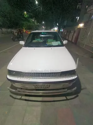 টয়োটা করোলা ১৯৯০ সাদা
