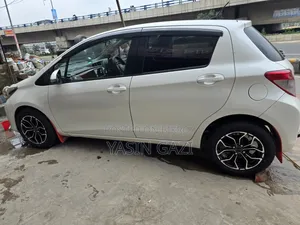 Toyota Vitz 2011 Pearl