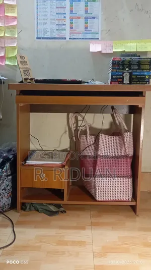 কম্পিউটার টেবিল