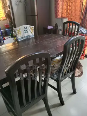 ডাইনিং টেবিল