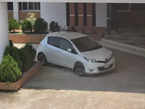 Toyota Vitz 2011 Pearl