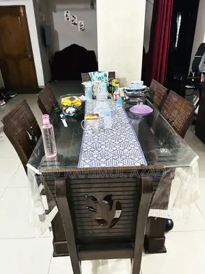 ব্যবহৃত ডাইনিং টেবিল