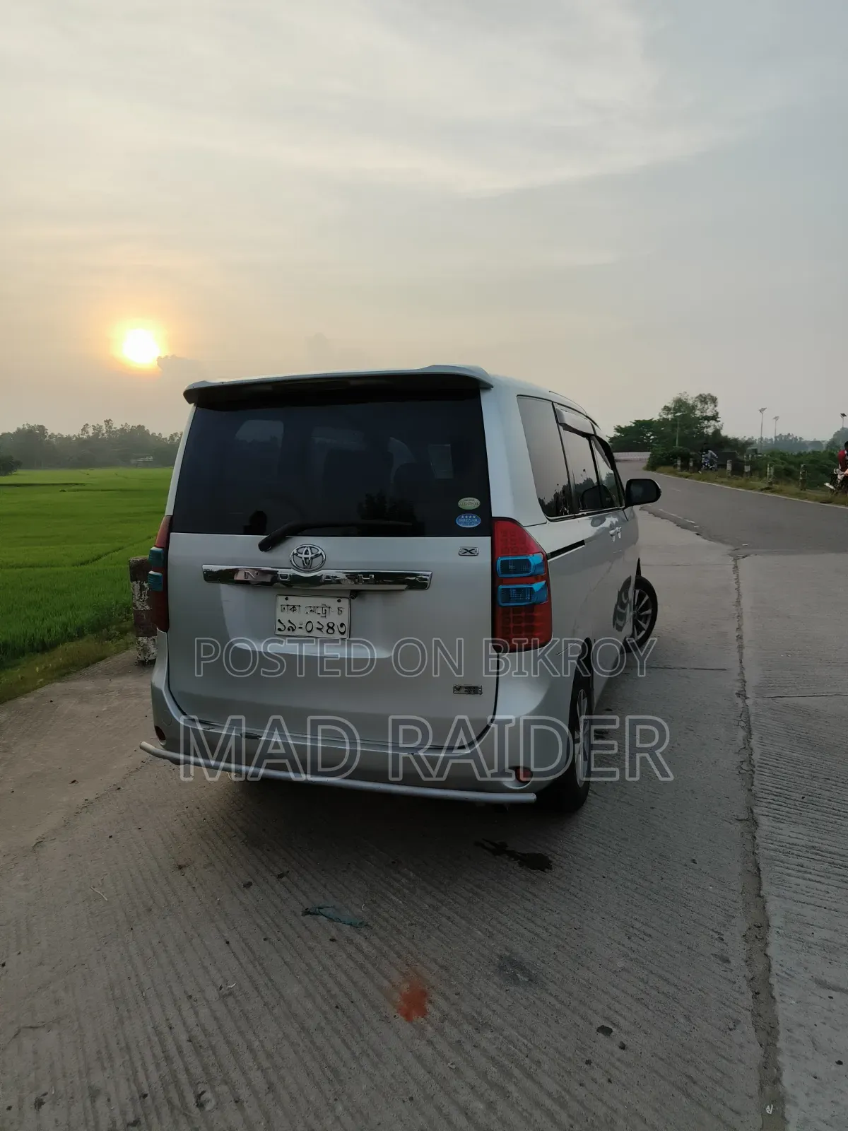 টয়োটা নোয়া ২.০ ১৪৩এইচপি এফডব্লিউডি (৮ সিটার) ২০১১ সিলভার
