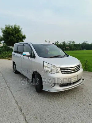 টয়োটা নোয়া ২.০ ১৪৩এইচপি এফডব্লিউডি (৮ সিটার) ২০১১ সিলভার