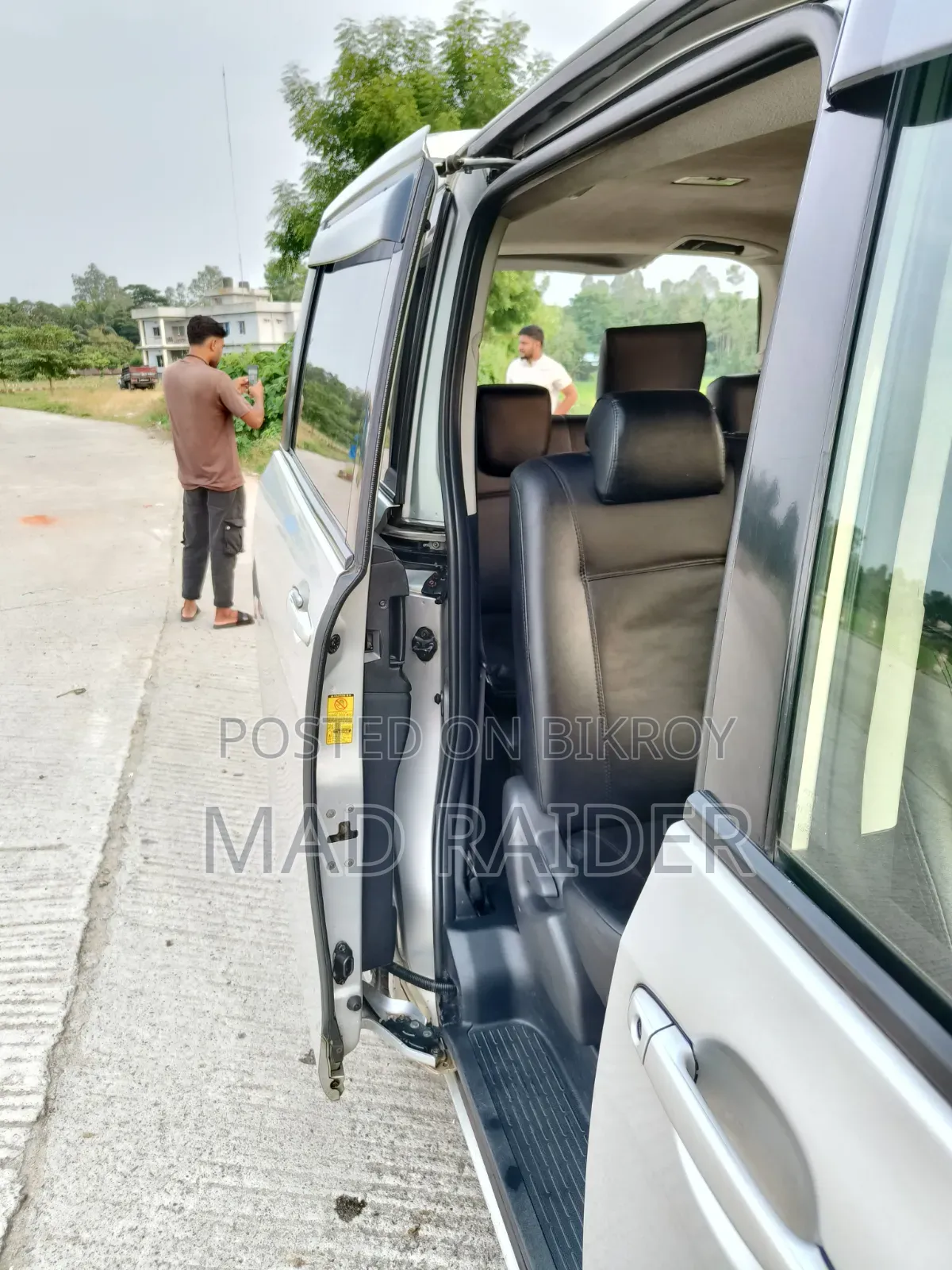 টয়োটা নোয়া ২.০ ১৪৩এইচপি এফডব্লিউডি (৮ সিটার) ২০১১ সিলভার
