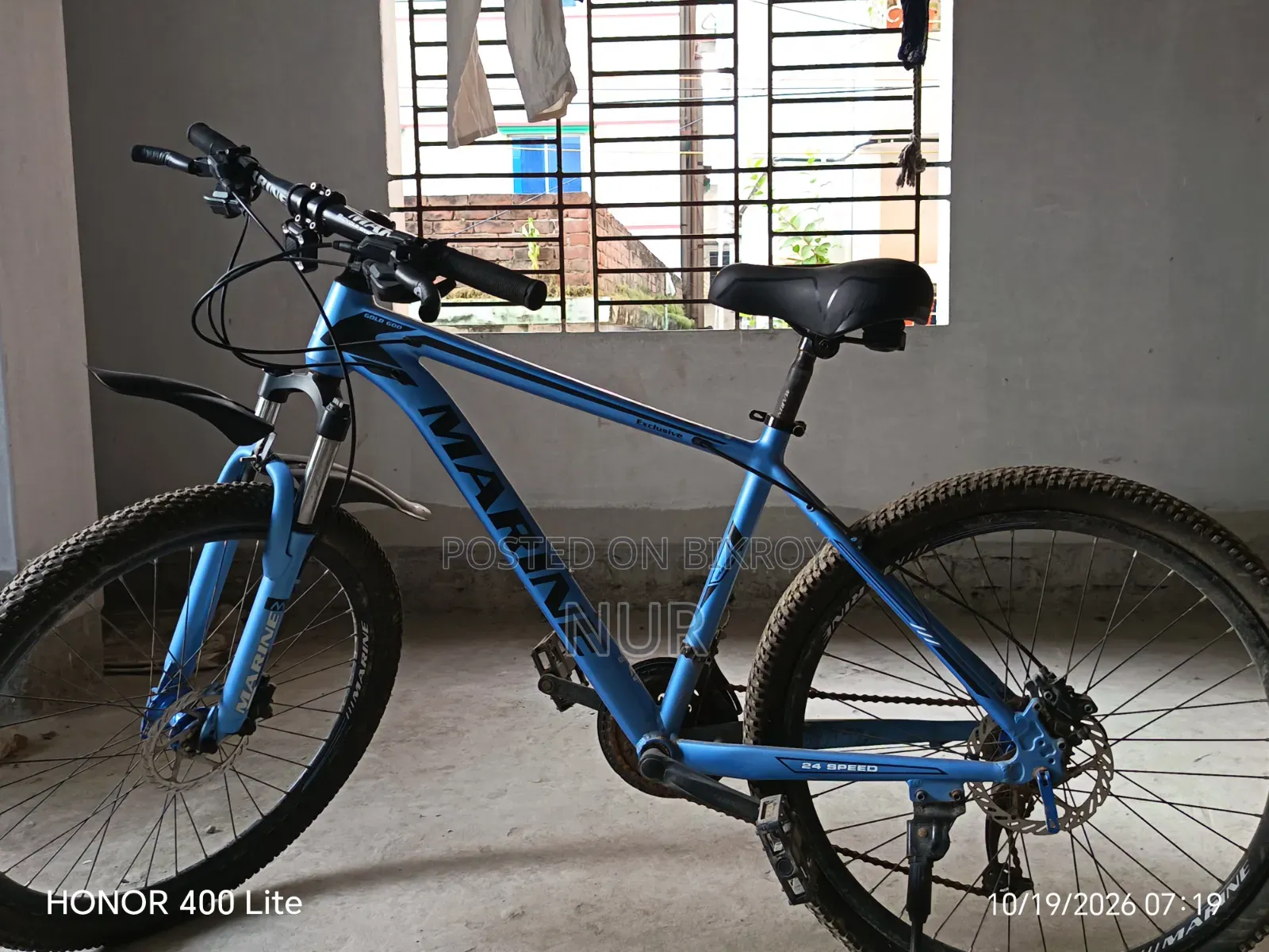 সাইকেলটি একদম নতুন। এটি এ্যালমুনিয়াম বডি।