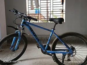 সাইকেলটি একদম নতুন। এটি এ্যালমুনিয়াম বডি।