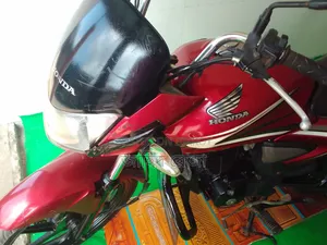 Honda CB 2016 Red