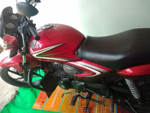 Honda CB 2016 Red