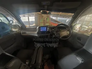 টয়োটা টাউনএইস ২০০৩ সাদা