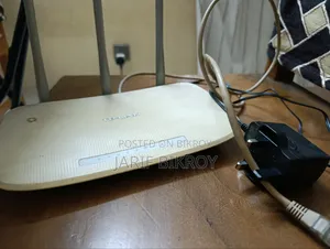 ইথারনেট ক্যাবল এবং অ্যাডাপ্টার সহ পুরানো, সস্তা ওয়াইফাই রাউটার