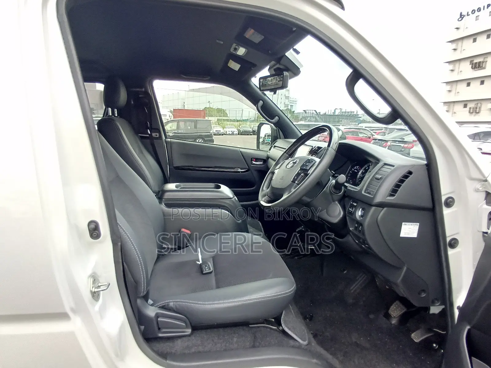 Toyota HiAce 2022 White