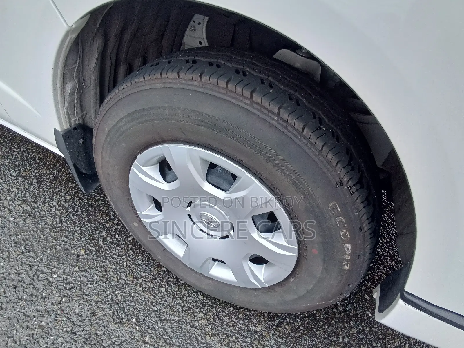 Toyota HiAce 2022 White