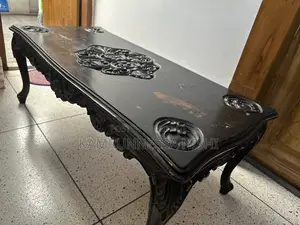 সুন্দর ঐতিহ্যবাহী খোদাই করা কাঠের সেন্টার টেবিল