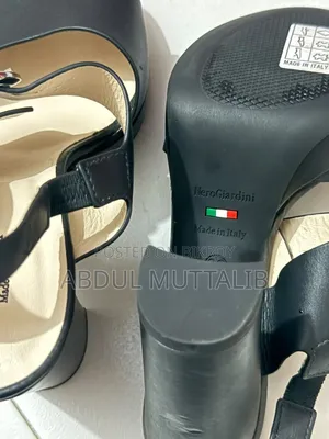 ইতালি থেকে আনা জুতা