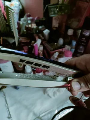 M.A.C Style Hair Straightener